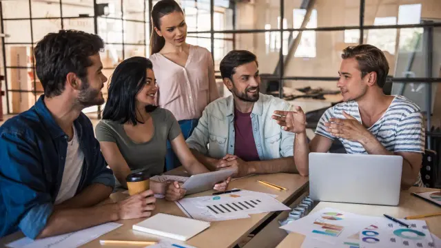 Social media teams should hold meetings on both routine and non-routine issues Social media teams should hold meetings on both routine and non-routine issues